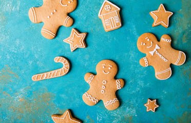 Wall Mural -  Ginger men with colored glaze on a turquoise background .. Gingerbread. Christmas cookies. Ginger man in a colored sweater.