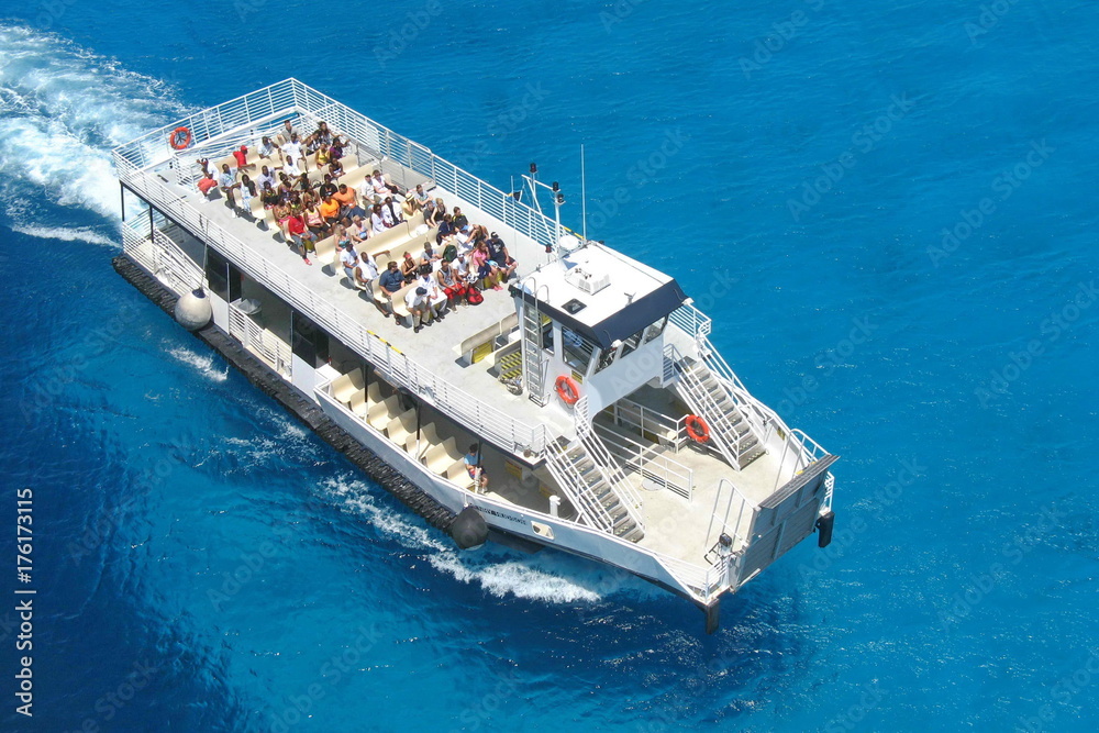 Stock-Foto „Tender Boat in Half Moon Cay, Bahamas“ | Adobe Stock