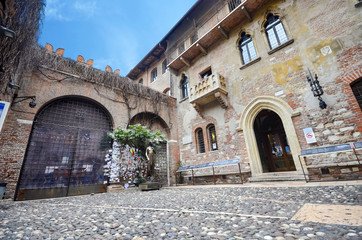 Julias balcony architecture verona history house italy shakespeare