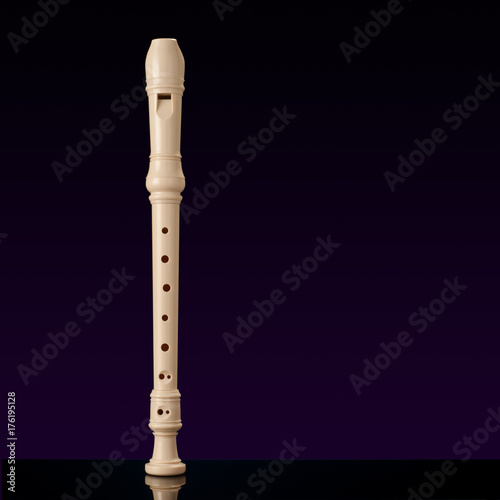 Zdjęcie XXL klasyczny instrument muzyczny to flet blokowy na czarnym tle