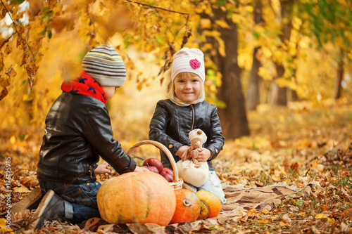Zdjęcie XXL Dzieciaki bawić się w jesień parku z baniami i jabłkiem.