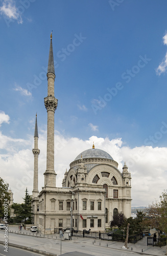 Plakat Dolmabahce Meczet (Alka Bezmi Alem Valide Sultan Mosque) w Stambule w Turcji