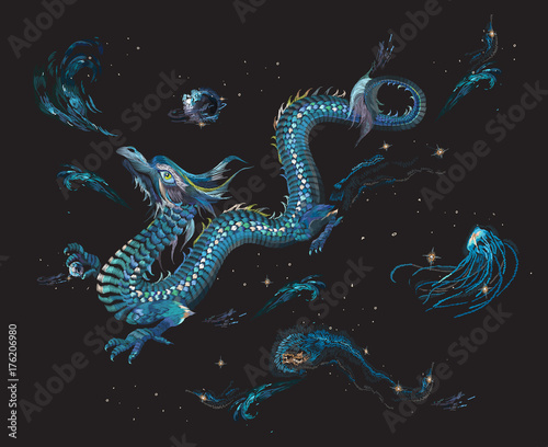 Plakat Haft orientalny wzór z niebieskim smokiem i rozgwieżdżonym niebem. Wektor trend haftowane szablon z komet, galaktyki i zwierząt na czarnym tle do projektowania mody.