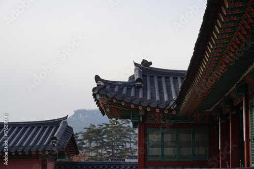 Plakat Seul - 25 grudnia 2016: Patrząc w dół od strony Kyungbok Palace. (Seul, Korea) [Seul-25 grudnia 2016: Oglądanie okapów Gyeongbokgung z boku. (Korea Południowa, Seul)]