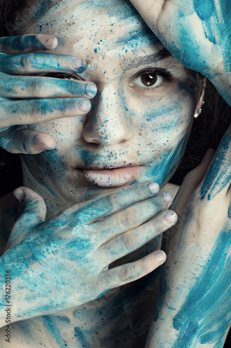 Dekoracja na wymiar  piekny-model-z-kreatywna-sztuka-makijazu-kaukaska-dziewczyna-z-pomalowana-twarza-w-niebiesko-bialym-f