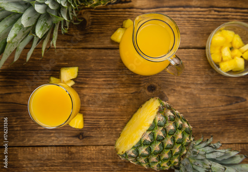 Zdjęcie XXL Świeży robić Ananasowy sok na nieociosanym tle
