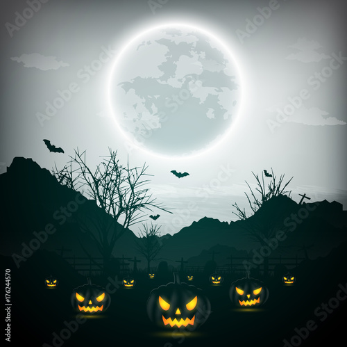 Plakat Halloweenowy nocy tło z banią, nagimi drzewami, nietoperzem i księżyc w pełni z ciemnym tłem ,.