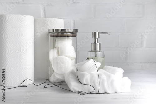 Fotografía Paper towel, paper tissue, cosmetic product, cotton pads and cotton wool - hygienic disposable products - concept of body care and cosmetic products