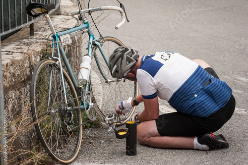 Plakat rowerzysta z zestawem do naprawy przebitej opony