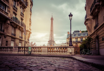 Fototapete - Eiffel Tower at Avenue de Camoens, Paris