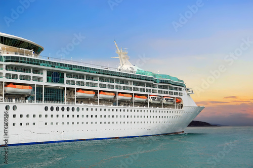 Plakat Luksusowy statek wycieczkowy żegluje przesyłać na wschodzie słońca