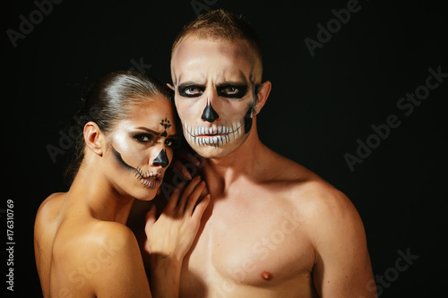 Plakat Moda Halloween makijaż. Sexy para zakochanych. Erotyczne zdjęcie. XXX. Nude mężczyzna i kobieta. Seksualny.