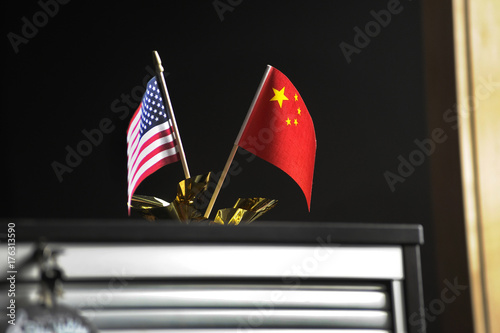 Plakat miniaturowe flagi amerykańskie i chińskie
