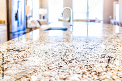 Fotografía New modern faucet and kitchen room sink closeup with island and granite countert