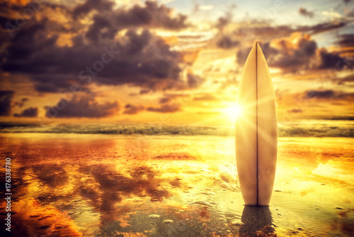 Zdjęcie XXL Deska surfingowa na plaży o zachodzie słońca