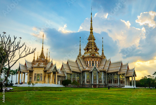 Plakat Non Kum świątynia lub także znać jako Wat Sorapong, sławna Buddyjska świątynia w Nakhon Ratchasima prowinci, Tajlandia