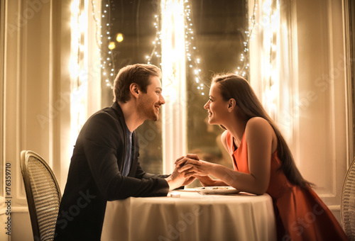 Cuadros en Lienzo Sweet couple having a romantic dinner