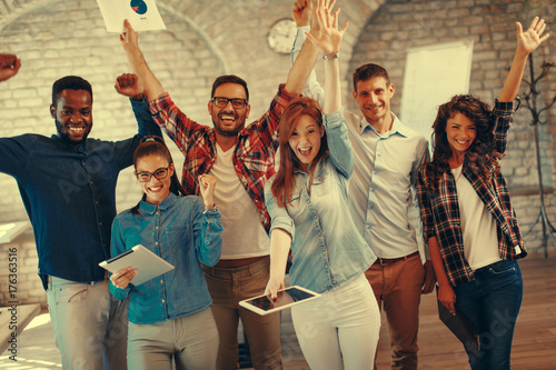 Fotografia  Young people showing team spirit