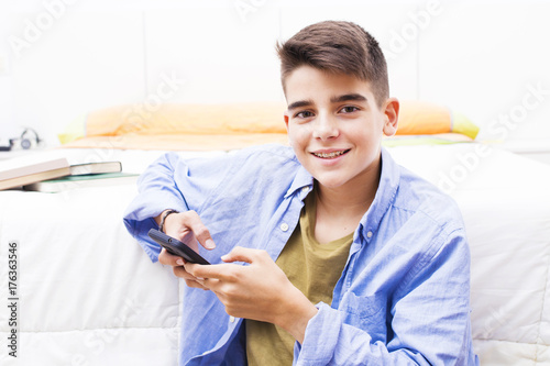 Plakat młoda nastolatka z telefonem komórkowym w pokoju