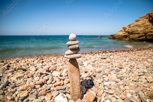 Plakat Zen kamienie przy żwirową plażą