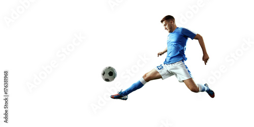Zdjęcie XXL Piłkarz wykonuje grę akcji i bije piłkę. Odosobniony gracz futbolu w unbranded sporta mundurze na białym tle.