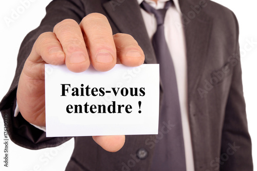 Valokuva Homme tenant une carte sur laquelle est écrit faites-vous entendre
