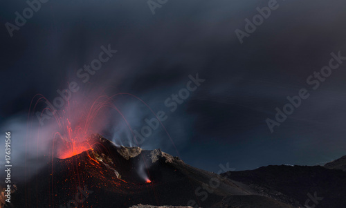 Zdjęcie XXL Stromboli wulkan z dymem i morzem w tle