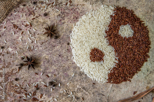 Plakat Ryżowy yin i Yang pojęcie. Czerwony i biały ryż widok z góry