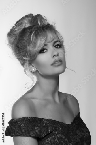 Fotografía portrait of a beautiful blonde woman in retro dress 50-s style
