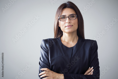 Fotografía Portrait of businesswoman on grey background