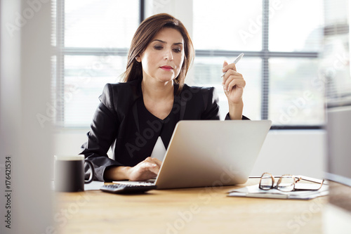 Plakat Bizneswoman pracuje w biurze