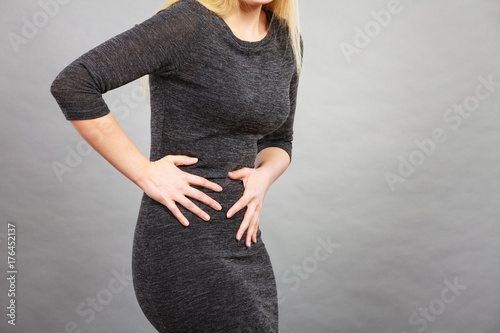 Zdjęcie XXL Kobieta o silnym bólem brzucha. Syndromy