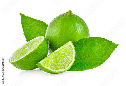 limonki-i-dwa-liscie-miety-na-bialym-tle