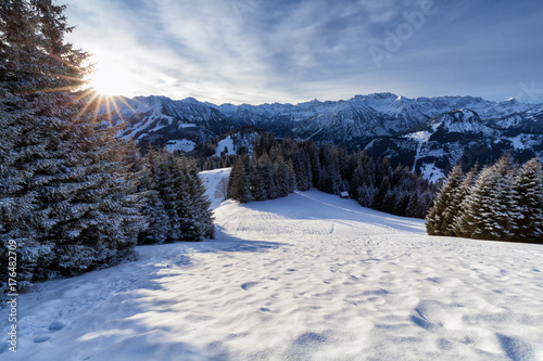 Plakat poranne słońce w zaśnieżonych Alpach