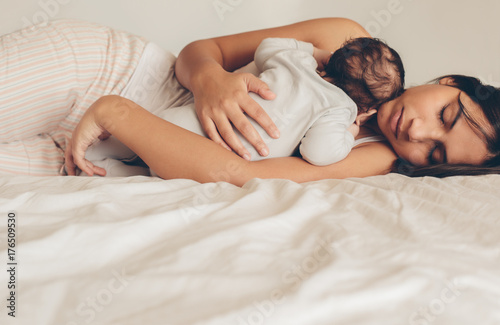 Fotografía Young woman cuddling her newborn baby boy