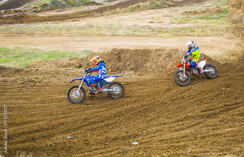 Zdjęcie XXL Sport ekstremalny. Dwóch sportowców na motocyklu skręca na turnie.