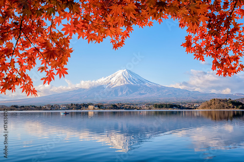 Photographie Mt. Fuji viewed with maple tree in fall colors in japan.