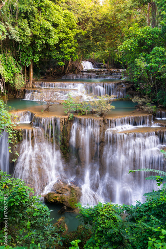 Zdjęcie XXL Wodospad w Tajlandii, o nazwie Huay lub Huai mae Khamin w Kanchanaburi Provience