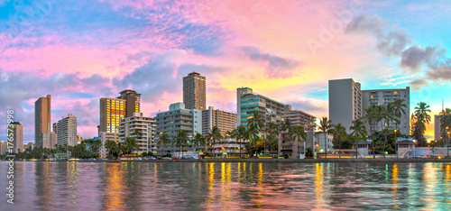 wieczorny-widok-na-kanal-ala-wai-i-budynki-waikiki
