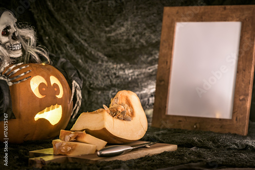 halloween-wydrazona-dynia-patrzaca-na-krojenie-innej-dyni