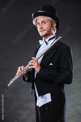 Zdjęcie XXL Elegancko ubrany muzyk trzyma flet
