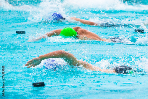 Zdjęcie XXL pływaków płci męskiej konkurujących w stylu dowolnym na lokalnym basenie