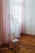 Kleine Luftballone mit kleinem Stuhl in rosa Kinderzimmer