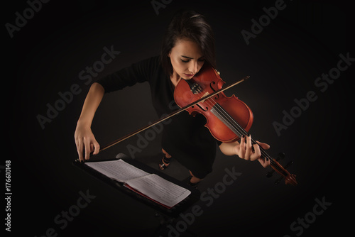 Plakat Skrzypek gra na skrzypcach