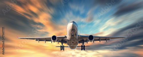 Dekoracja na wymiar  samolot-i-piekne-niebo-z-efektem-rozmycia-ruchu-krajobraz-z-lecacym-samolotem-pasazerskim