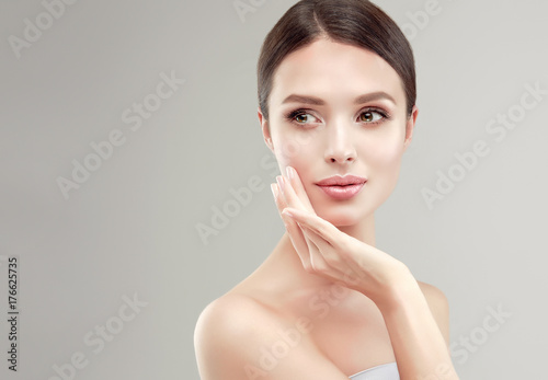 Zdjęcie XXL Piękna młoda kobieta z czystą świeżą skórą. Zabieg na twarz . Kosmetologia, piękno i spa. Piękna twarz famale skóry
