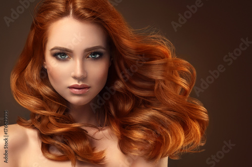 Plakat Piękna wzorcowa dziewczyna z długim czerwonym kędzierzawym włosy. Czerwona głowa. Pielęgnacja i uroda produktów do pielęgnacji włosów