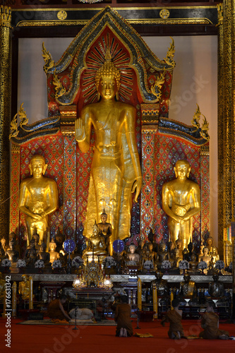 Plakat Modląc się w jednej świątyni w Chiang Mai w Tajlandii. To buddyjski rytuał