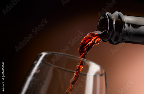 Zdjęcie XXL pyszne wino butelkowe, wlewa się do szklanki
