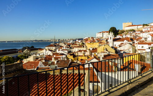 Plakat Widok na centrum Lizbony od Miradouro de Santo Estevao w Alfama